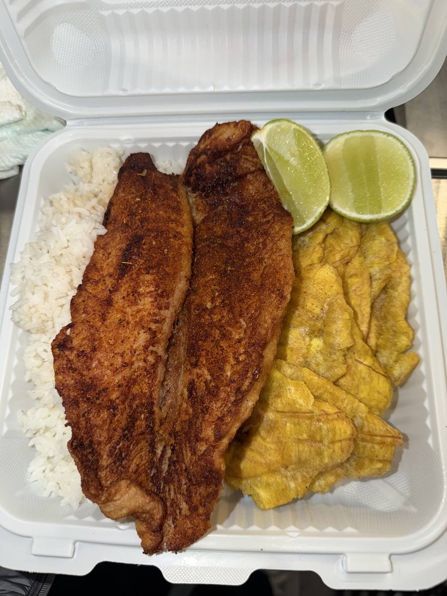 Fried fish platter with rice and tostones
